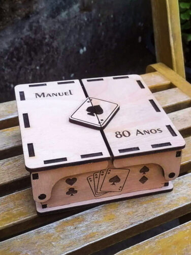 caixa baralho cartas e licor beirao avo pai